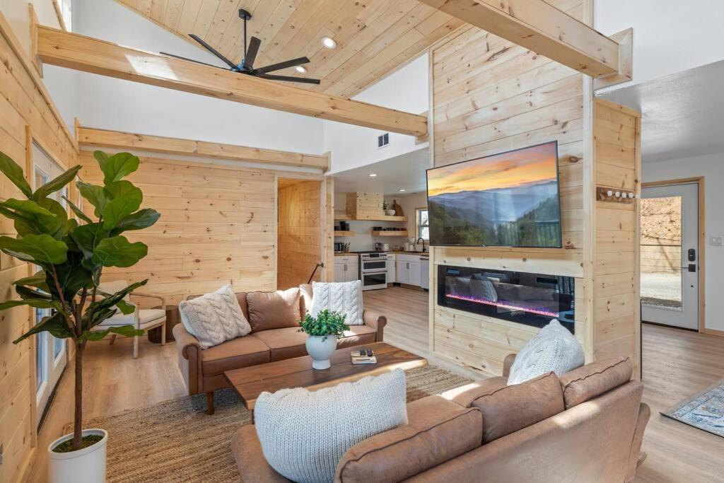 New! Modern Cabin With Two Decks, Bar & Game Room! Gatlinburg Εξωτερικό φωτογραφία