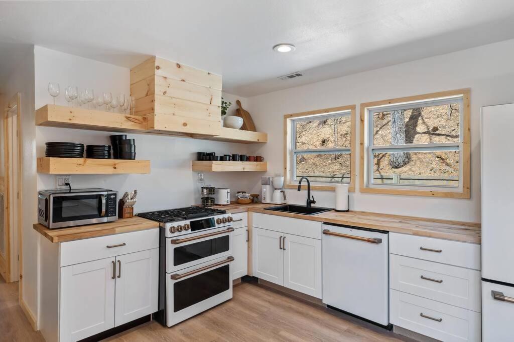New! Modern Cabin With Two Decks, Bar & Game Room! Gatlinburg Εξωτερικό φωτογραφία
