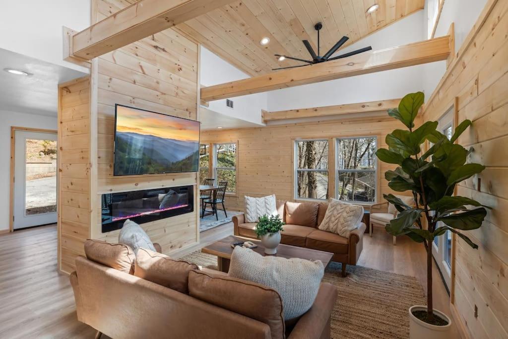 New! Modern Cabin With Two Decks, Bar & Game Room! Gatlinburg Εξωτερικό φωτογραφία