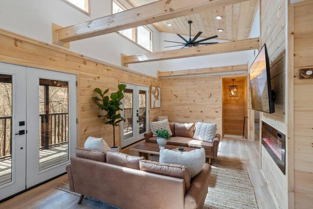 New! Modern Cabin With Two Decks, Bar & Game Room! Gatlinburg Εξωτερικό φωτογραφία