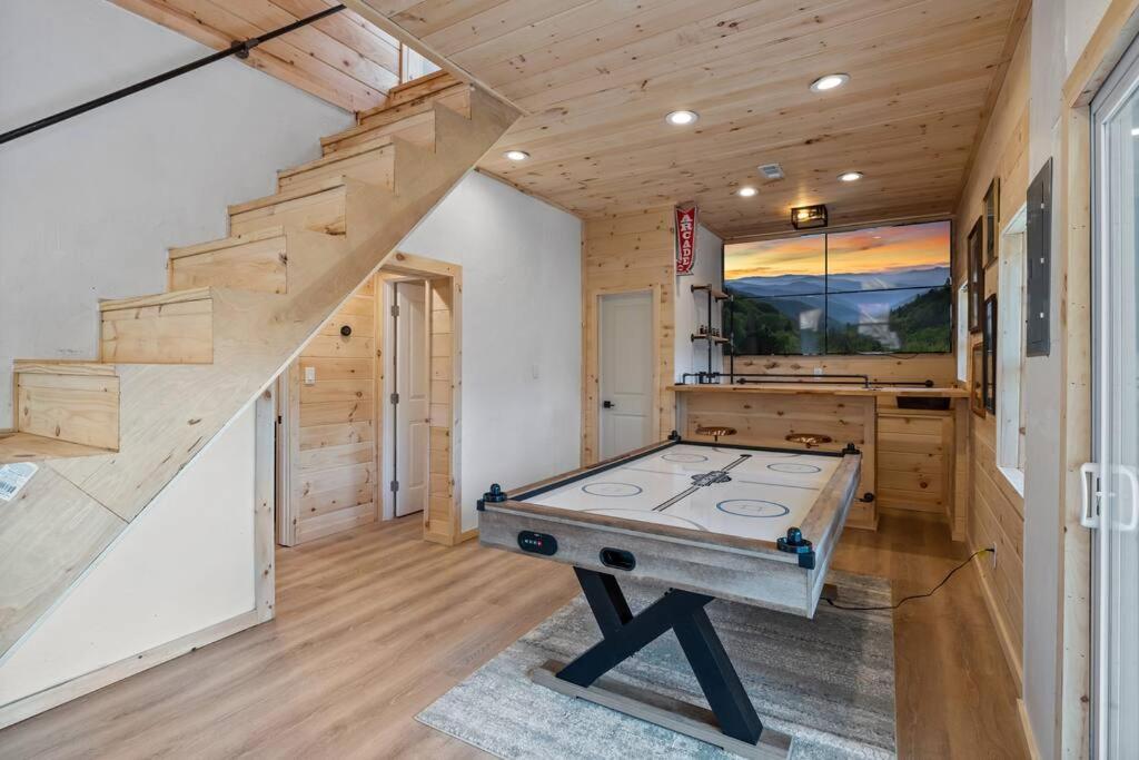 New! Modern Cabin With Two Decks, Bar & Game Room! Gatlinburg Εξωτερικό φωτογραφία