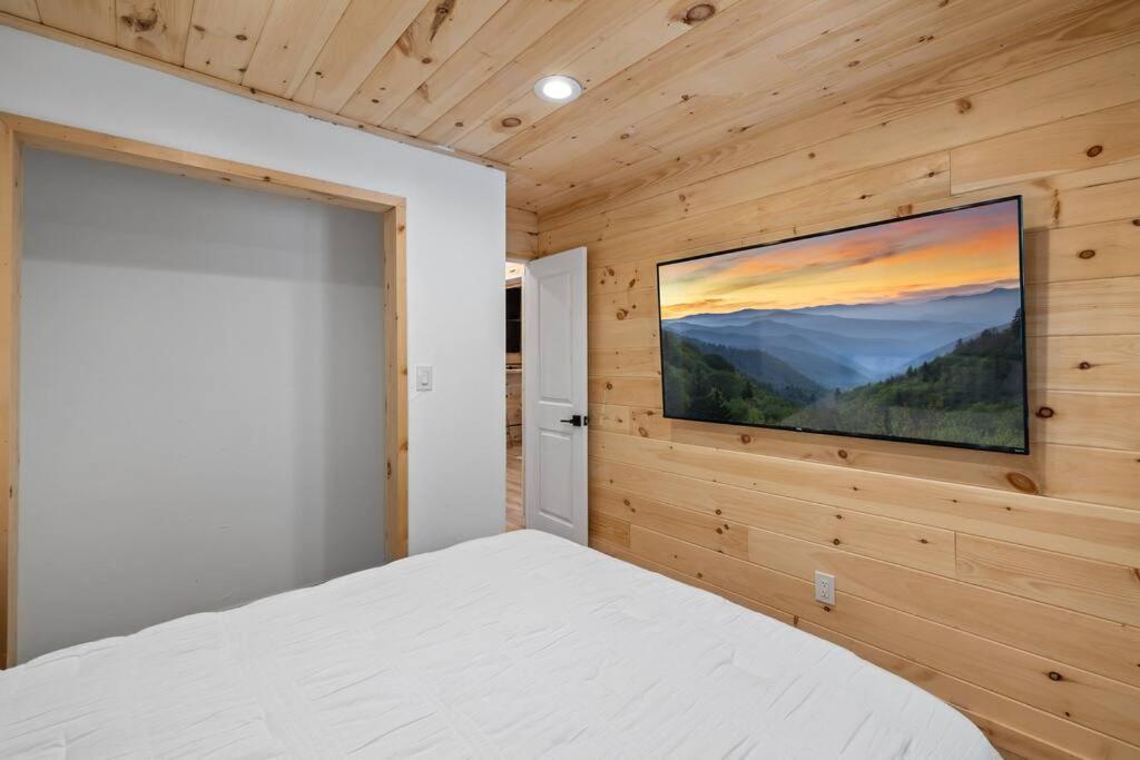 New! Modern Cabin With Two Decks, Bar & Game Room! Gatlinburg Εξωτερικό φωτογραφία