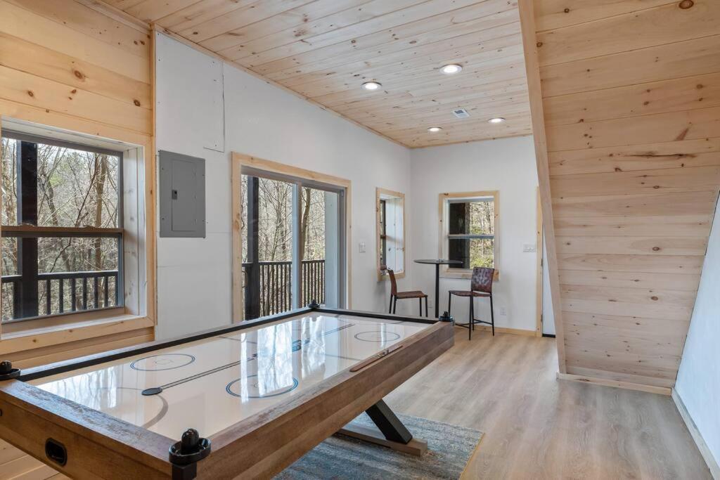 New! Modern Cabin With Two Decks, Bar & Game Room! Gatlinburg Εξωτερικό φωτογραφία